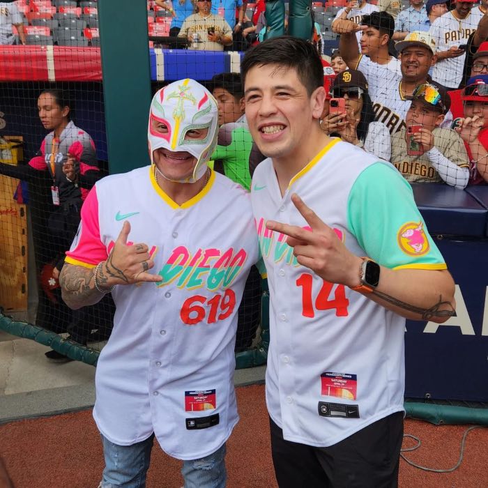 Rey Mysterio y Brandon Moreno en el estadio Alfredo Harp Helú