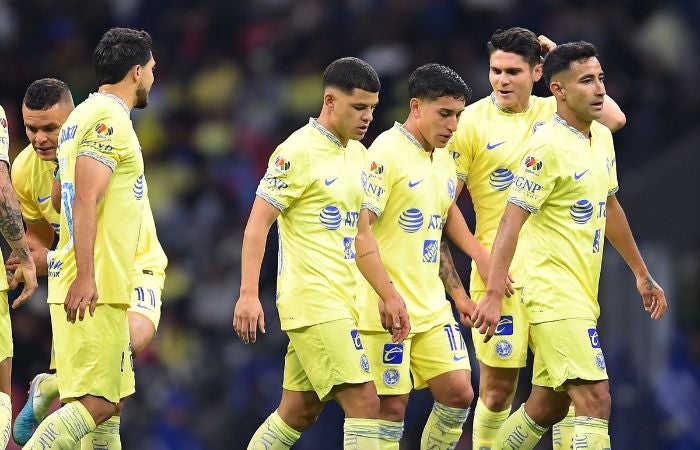 Jugadores del América en el partido ante Cruz Azul