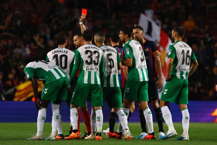 Jugadores del Betis reclaman después de una expulsión 