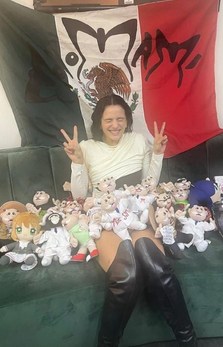 Foto de Rosalía con la Bandera de México estampada con su logo