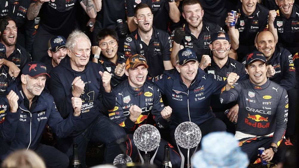 El equipo de Red Bull celebra el bicampeonato de Verstappen