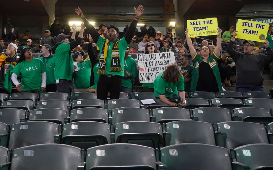 Fanáticos de Athletics enojados en el estadio