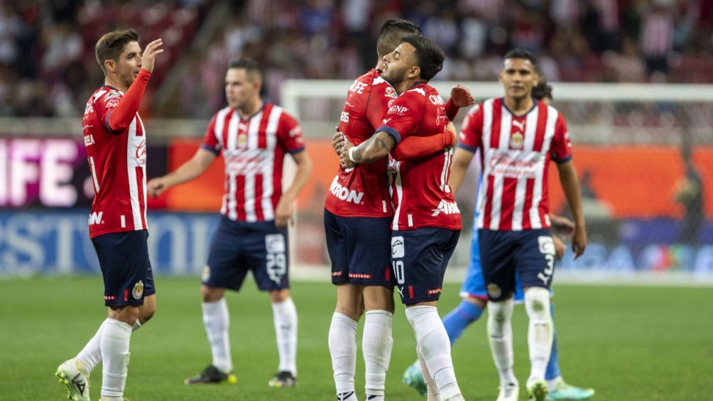 Jugadores de Chivas después del partido ante Cruz Azul