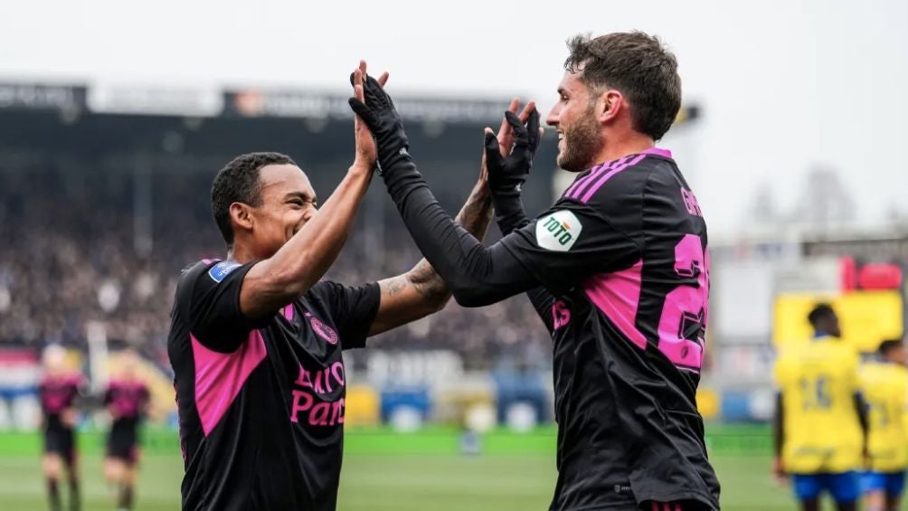 Giménez celebra un gol con el cuadro de Rotterdam