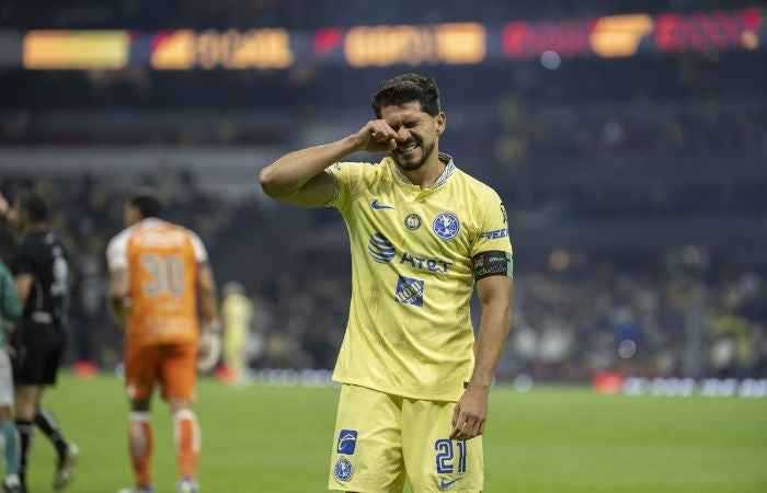 Henry Martín celebrando un gol con América