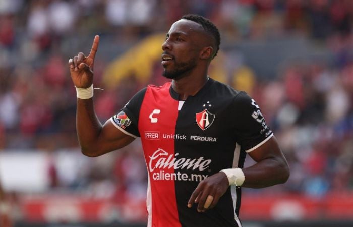 Julián Quiñones celebrando un gol con el Atlas