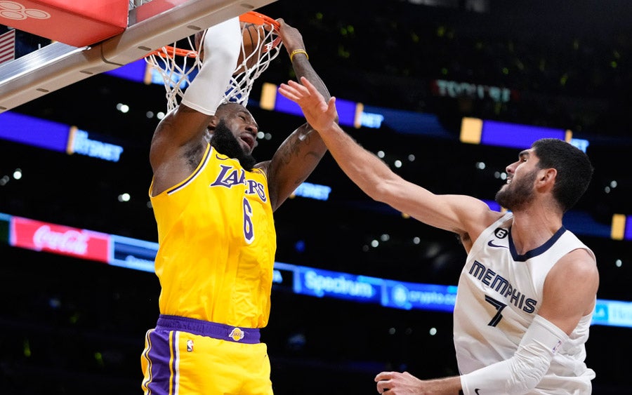 LeBron clava el balón ante Grizzlies