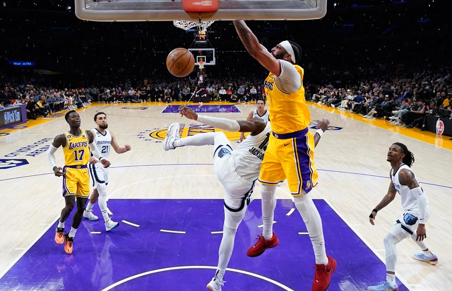 Davis encesta por los Lakers