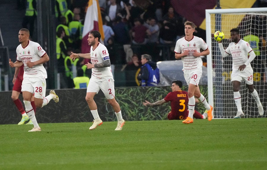 Juagdores del Milan tras el gol Alexis Saelemaekers