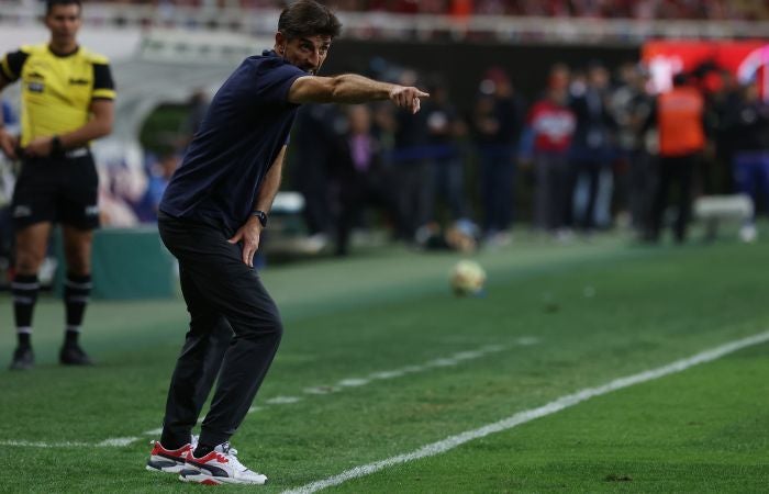 Veljko Paunovic dirigiendo a Chivas