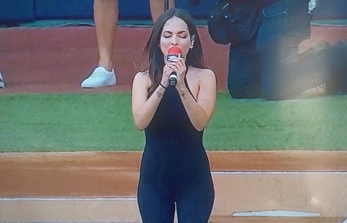 Paty Cantú entonando el Himno Nacional en el Harp Helú