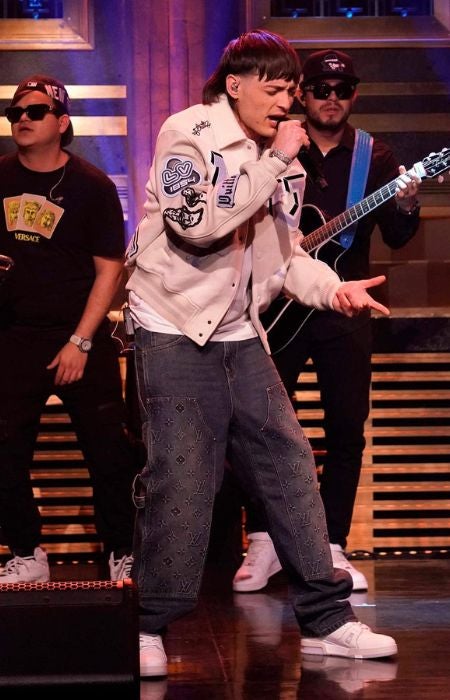 Peso Pluma cantando en el show de Jimmy Fallon