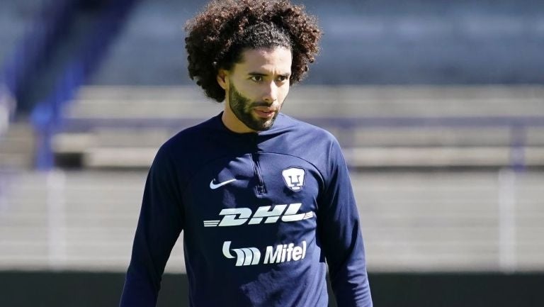 César Huerta en entrenamiento con Pumas