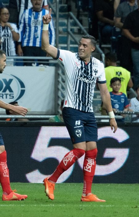 Rogelio Funes Mori festejando su Hat Trick ante Pumas