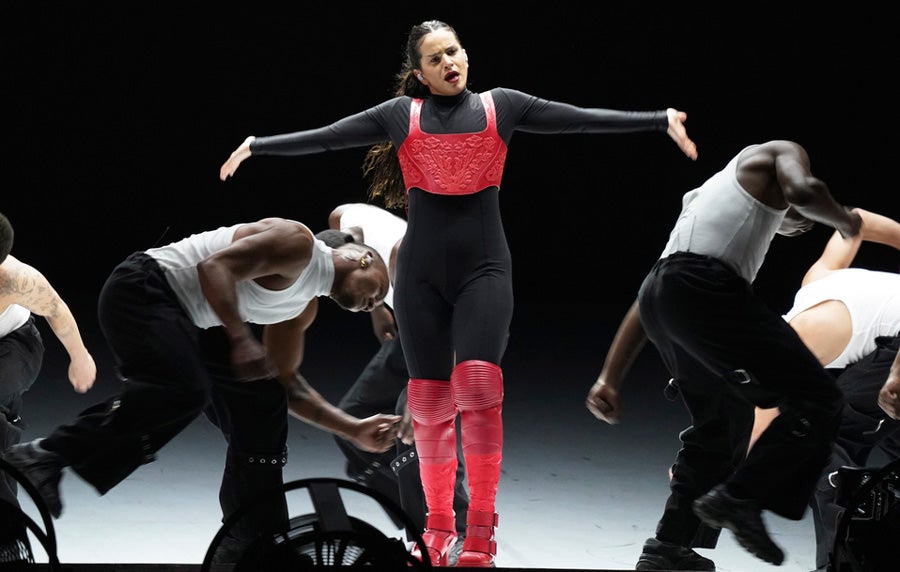 La cantante con sus bailarines