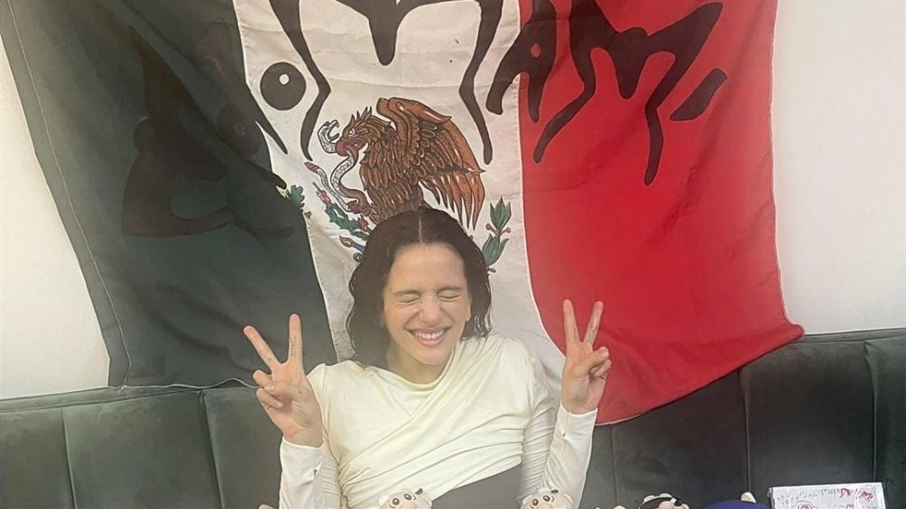 Rosalía con la bandera de México estampada con su logo