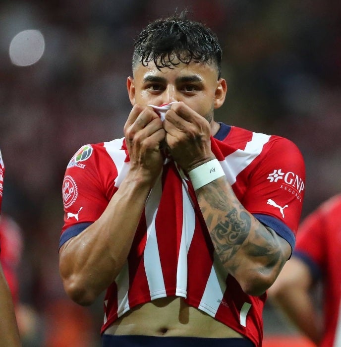 Vega besa el escudo de Chivas