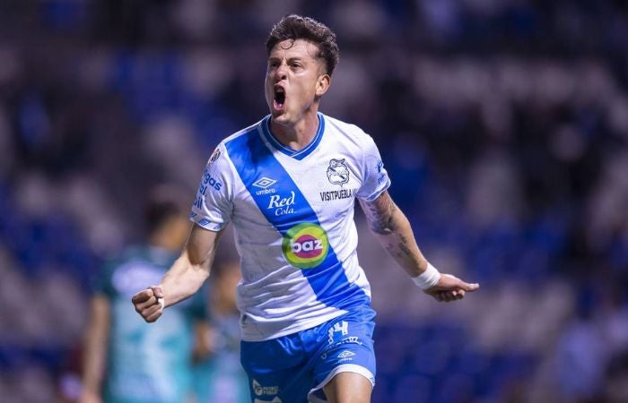 Facundo Waller celebrando un gol del Puebla