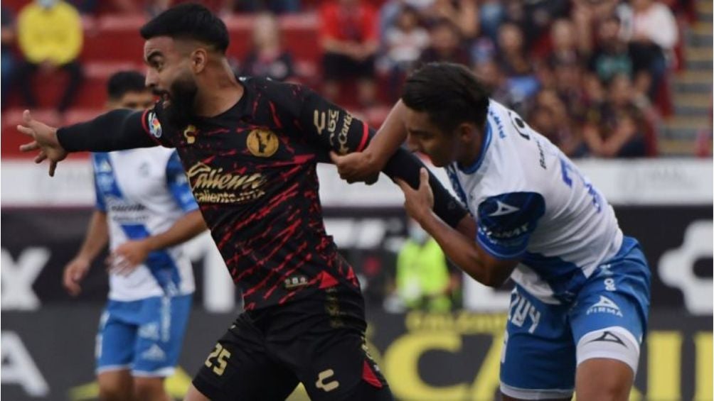 Alexis Canelo y defensor de Puebla en un Xolos vs camoteros