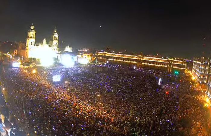 Zócalo repleto de 160 mil asistentes por el concierto de Rosalía