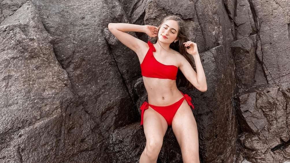 Ulloa en un lindo bikini rojo