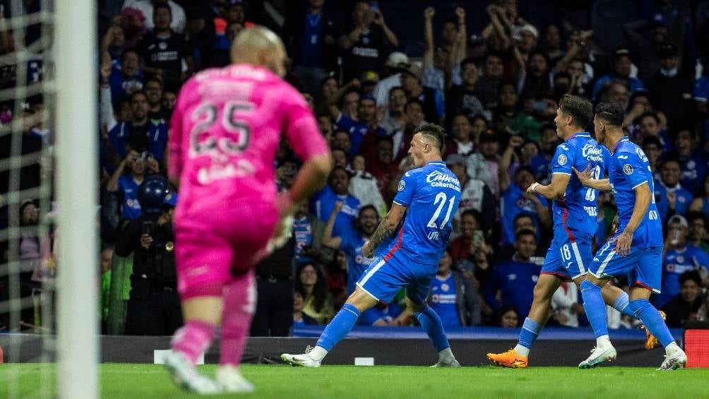 Augusto Lotti festeja su gol con Santos