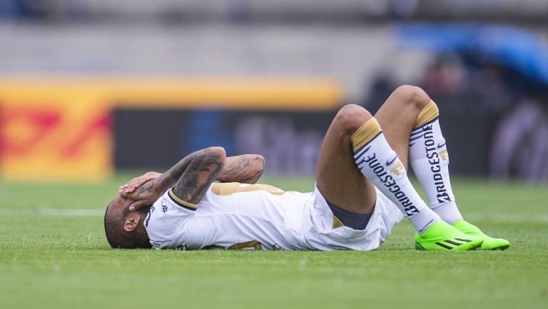 Dani Alves se lamenta en partido con Pumas