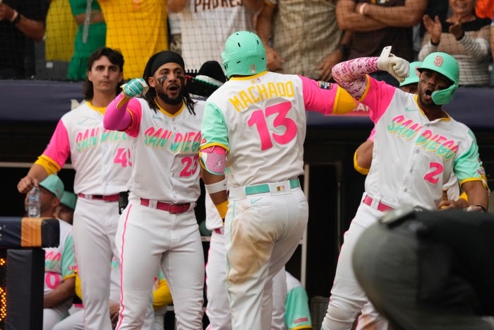 Manny Machado celebra su solo home run