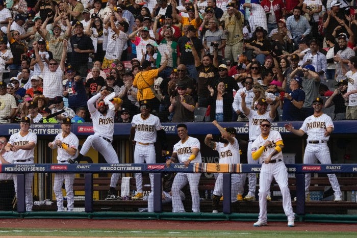 Los jugadores de San Diego festejan dos carreras