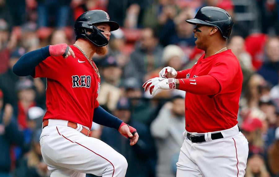 Rafael Devers celebra con Verdugo