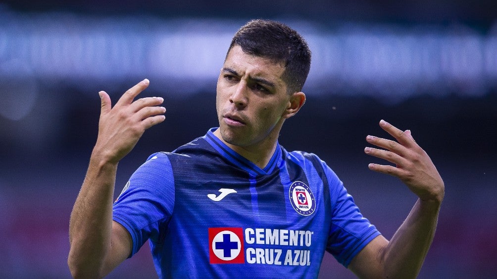 Erik Lira en un partido con Cruz Azul