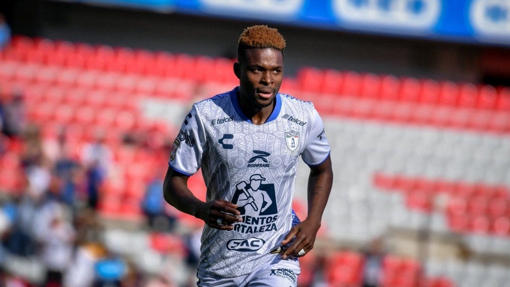 Avilés Hurtado en la cancha del Corregidora