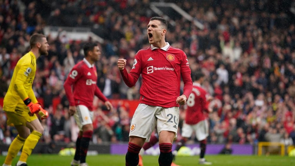 Diogo Dalot celebrando una jugada defensiva ante el Aston Villa