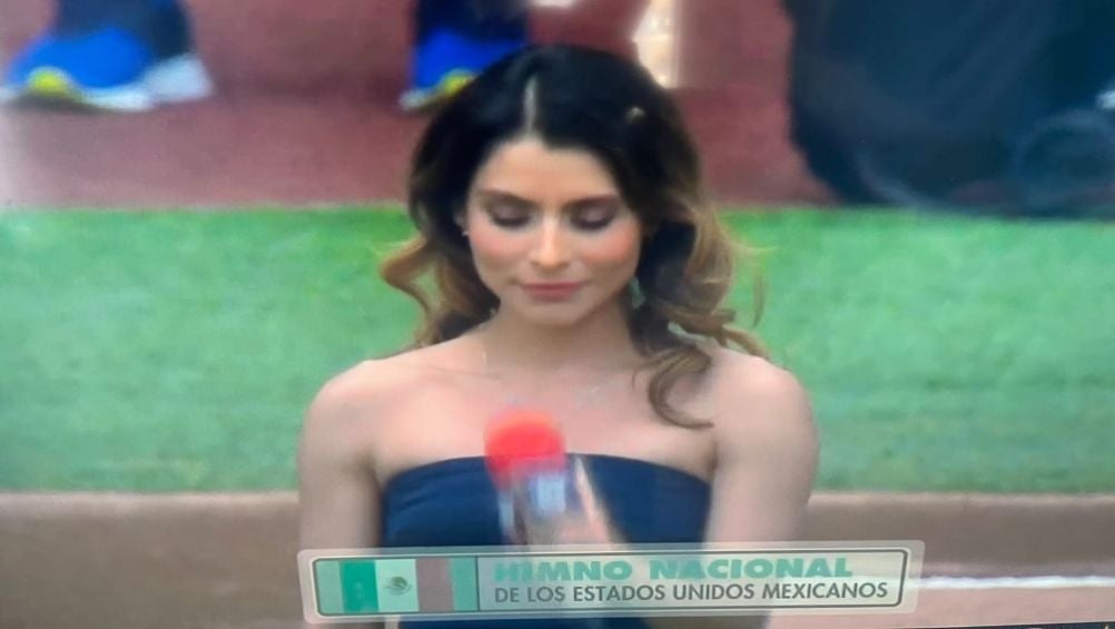 María León fue la encargada de entonar el Himno Nacional en el Juego 2