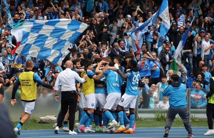 Jugadores de Napoli festejando su gol ante Salernitana