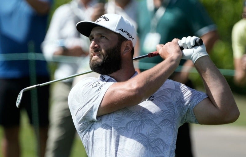 Jon Rahm tras un golpeo