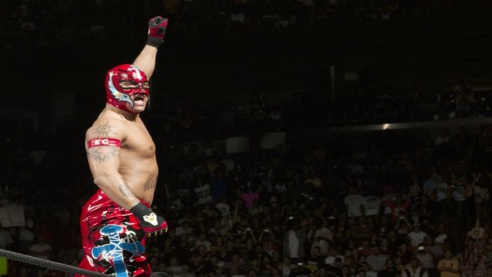 Rey Mysterio celebra durante una pelea