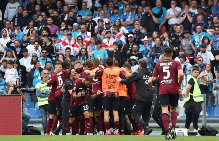 Jugadores de la Salernitana festejando su gol ante Napoli