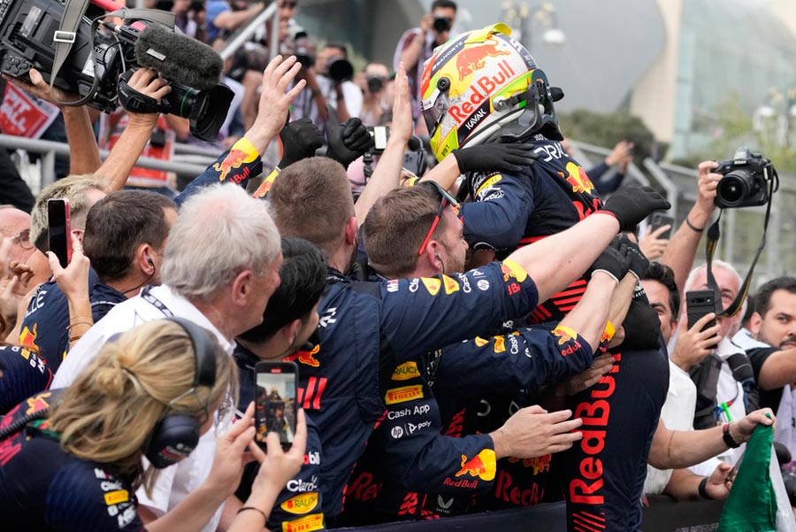 Checo celebra con su equipo