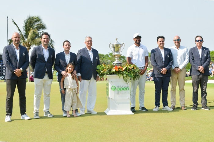 Tony Finau posa para la foto acompañado de su trofeo