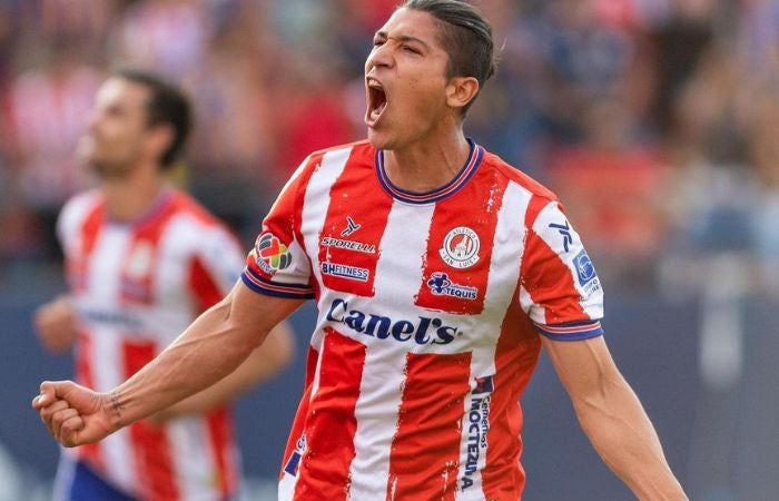 Ángel Zaldivar festejando un gol de San Luis