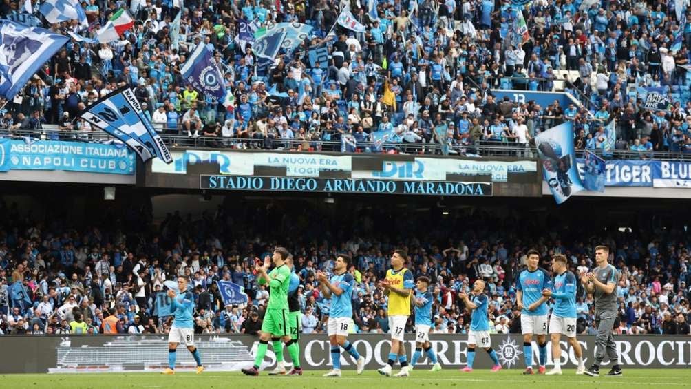 Aficionados y jugadores tras el empata ante el Salernitana