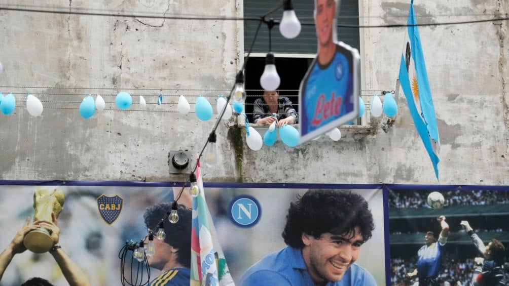 Las calles de Nápoles adornas con los colores del equipo