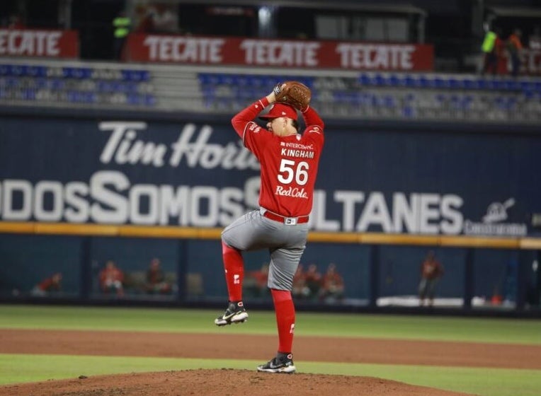 Lanzamiento durante partido ante Sultanes