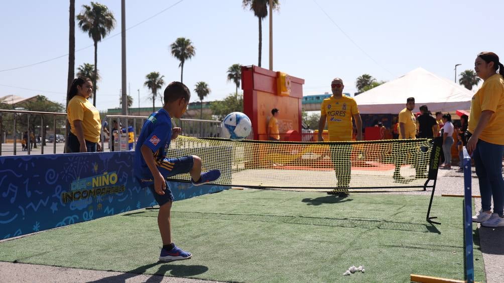 Un pequeño patea la pelota en las inmediaciones del estadio