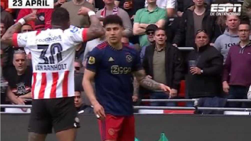 Van Aanholt se burla de Sánchez