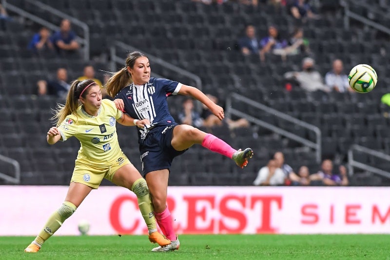 Karol Bernal y Katty Martínez disputan la pelota