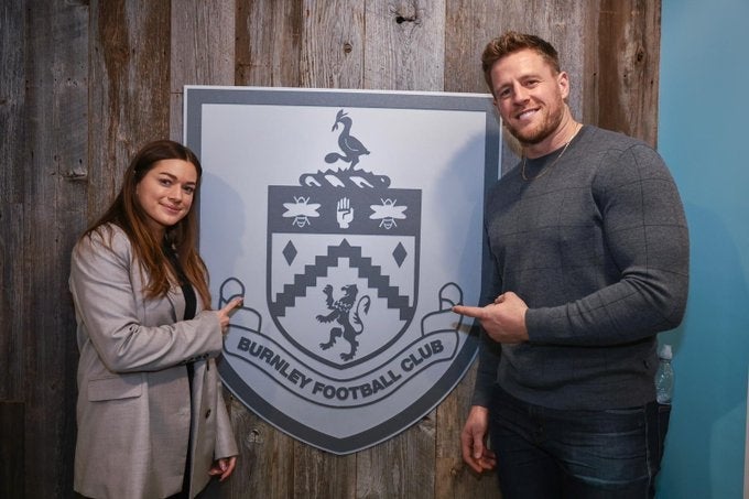 La pareja posa junto al escudo del club