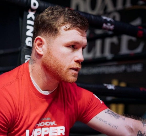 Canelo Álvarez se prepara para una sesión de entrenamiento