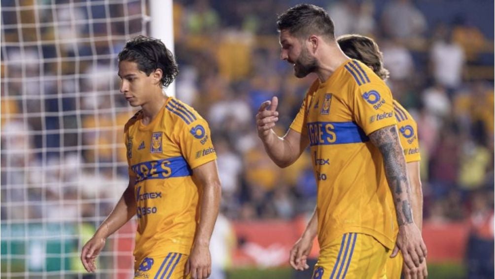 Lainez y Gignac después de un partido en "El Volcán"